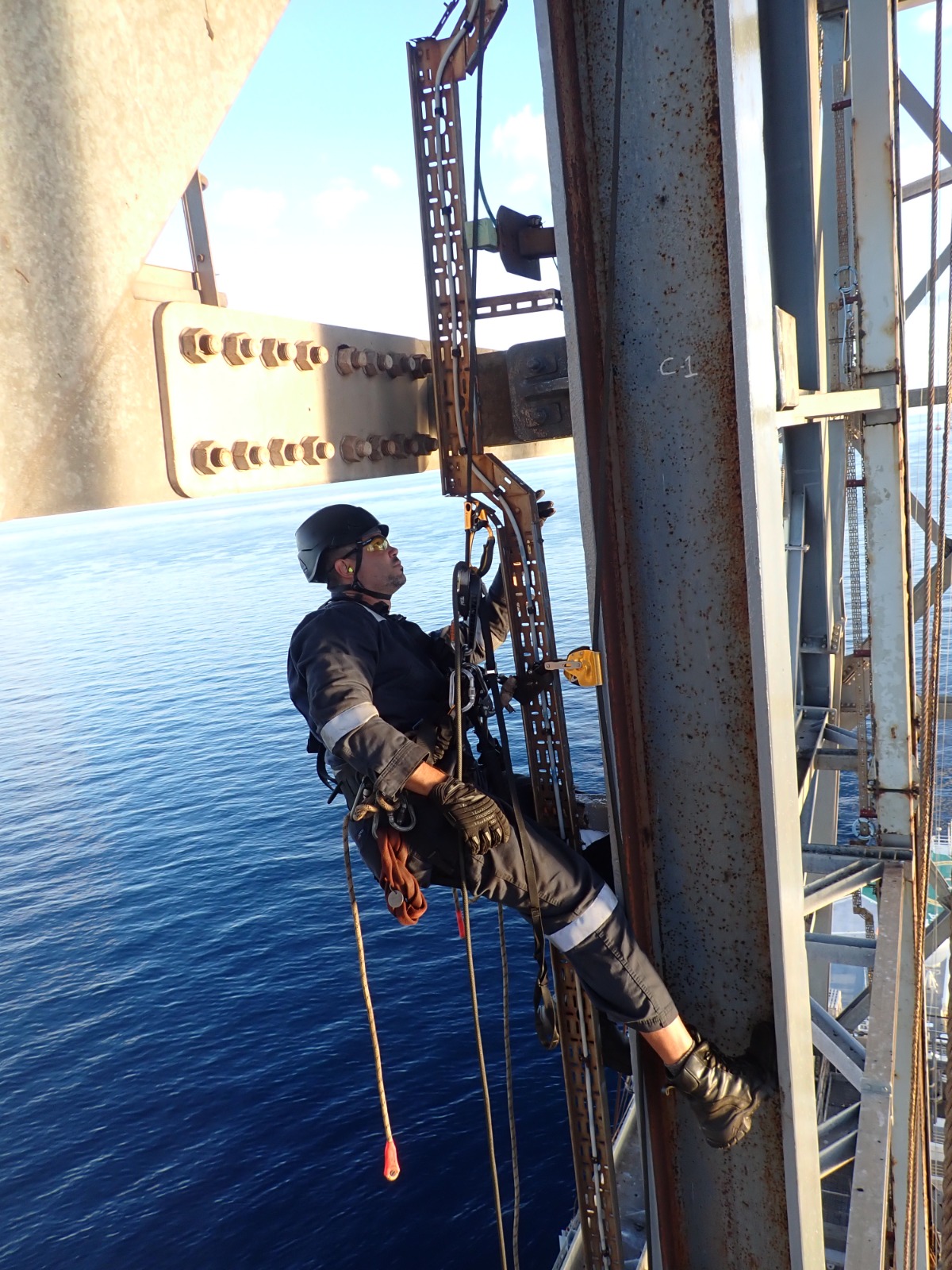 ⚠️ Drops Inspection (Dropped Objects)  Inspeção focada na prevenção de queda de objetos em ambientes offshore.  Inclui:  Identificação de itens soltos ou mal fixados Avaliação de barreiras secundárias (secondary retention) Inspeção de ferramentas, equipamentos e estruturas elevadas Conformidade com padrões DROPS / best practices offshore 📊 Diferenciais da Advanced Solutions Profissionais qualificados (ABENDI / ISO 9712 / ASNT / IRATA) Forte experiência offshore (rigs, BOP, cranes) Integração entre inspeção, engenharia e operação Equipamentos de última geração Relatórios técnicos com rastreabilidade completa Atuação alinhada a normas internacionais